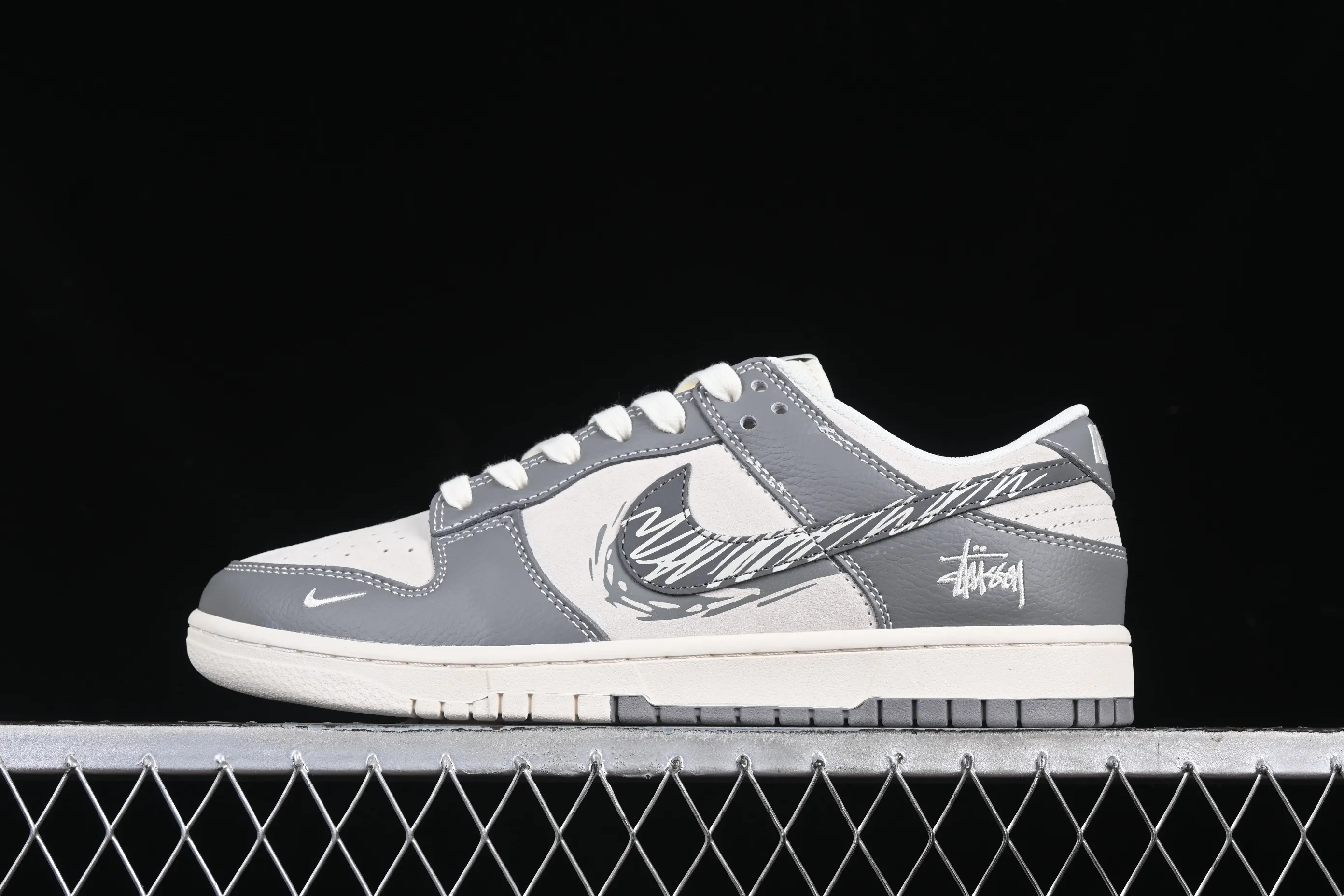 All categories Nk SB Dunk Series Nk SB Dunk Low High-end customized low-top sneakers Nk SB Dunk Low Stusi co-branded Graffiti gray hook Anniversary high-end customized low-top casual sneakers DM6868-024